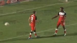 Facundo Colidio, atacante de River Plate, lanzando la pelota a un costado de la cancha, dejando con las manos estiradas a Miguel Borja.