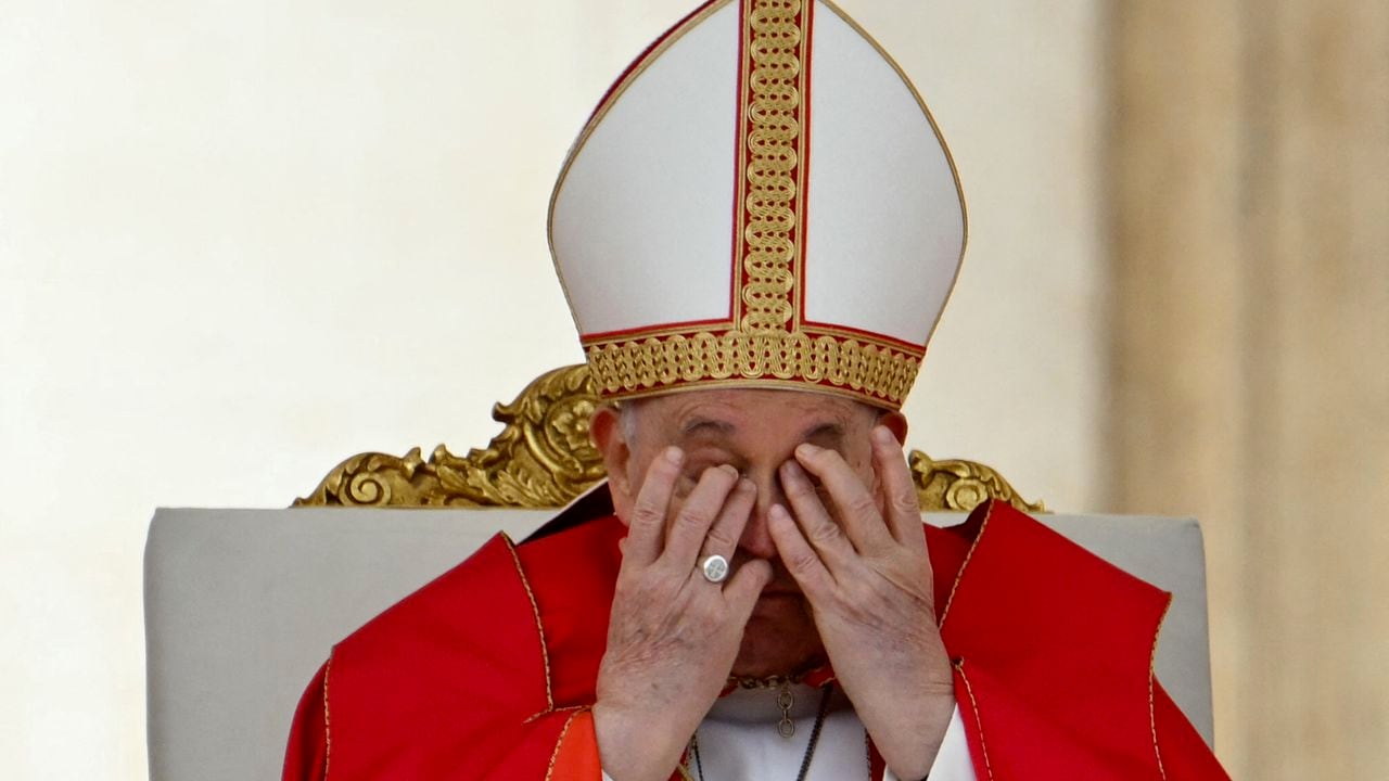 El  papa Francisco lució cansado durante la celebración del Domingo de Ramos. (Photo by Alberto PIZZOLI / AFP)