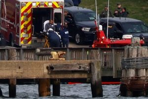 Un marinero herido del buque de carga Dali es cargado en una ambulancia, después de ser sacado del barco, tras el colapso del puente Francis Scott Key, en Baltimore, Maryland, EE.UU., el 26 de marzo de 2024.