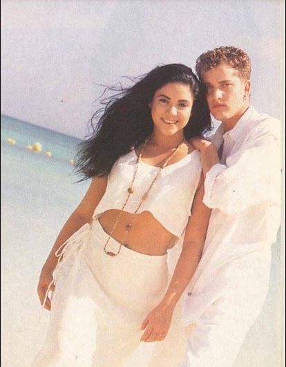 Shakira y Naren Daryanani posaron en la revista Tv y Novelas en la edición de los más bellos de 1994.