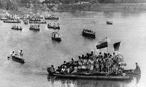 Durante los carnavales de Juanchito se hacía un reinado de la raza negra. Por el río Cauca, además, sé hacían recorridos en pequeñas barcazas.