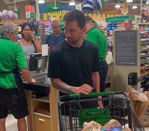 Lionel Messi en un supermercado en Miami.