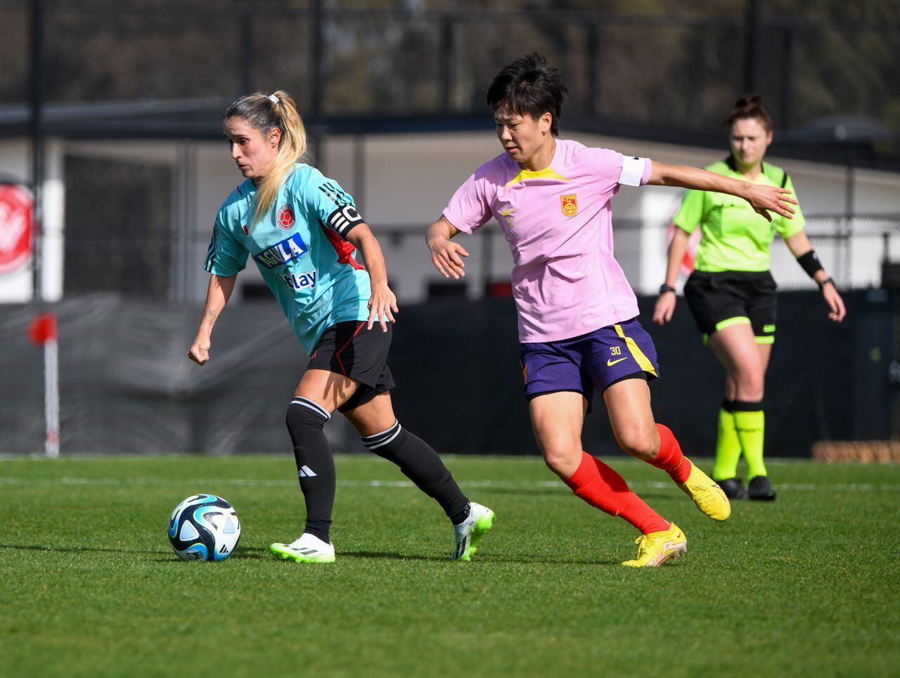 Daniela Montoya disputa un balón en un juego amistoso entre la Selección Colombia y su similar de China previo al Mundial de Australia y Nueva Zelanda 2023.