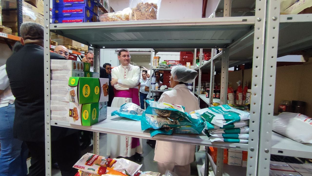 Visita del nuncio apostólico Paolo Rudelli al banco de alimentos de Cali