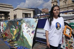 Acto de Excusas Públicas por los casos de ejecuciones extrajudiciales de las que fueron víctimas jóvenes residentes en Bogotá y Soacha. 
en la Plaza de Bolívar