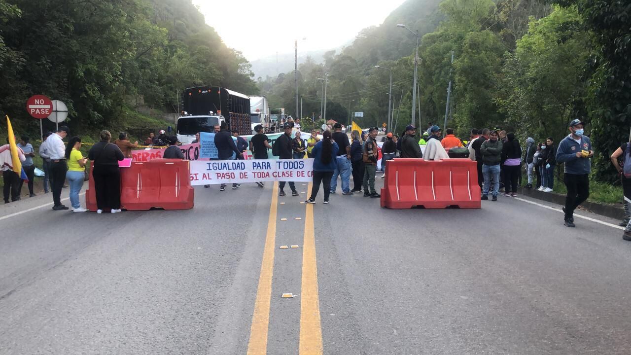 Por manifestaciones, confirman cierre en la vía Villavicencio - Bogotá.