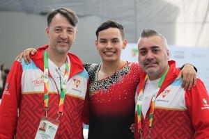 El deportista Brayan Carreño y sus entrenadores, luego de consagrarse como campeón nacional de patinaje artístico en la modalidad figuras.