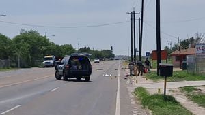 Siete personas murieron y otras seis resultaron heridas el domingo en Texas cuando un conductor chocó contra ellas afuera de una instalación que alberga a migrantes en el estado del sur de Estados Unidos, dijo la policía.