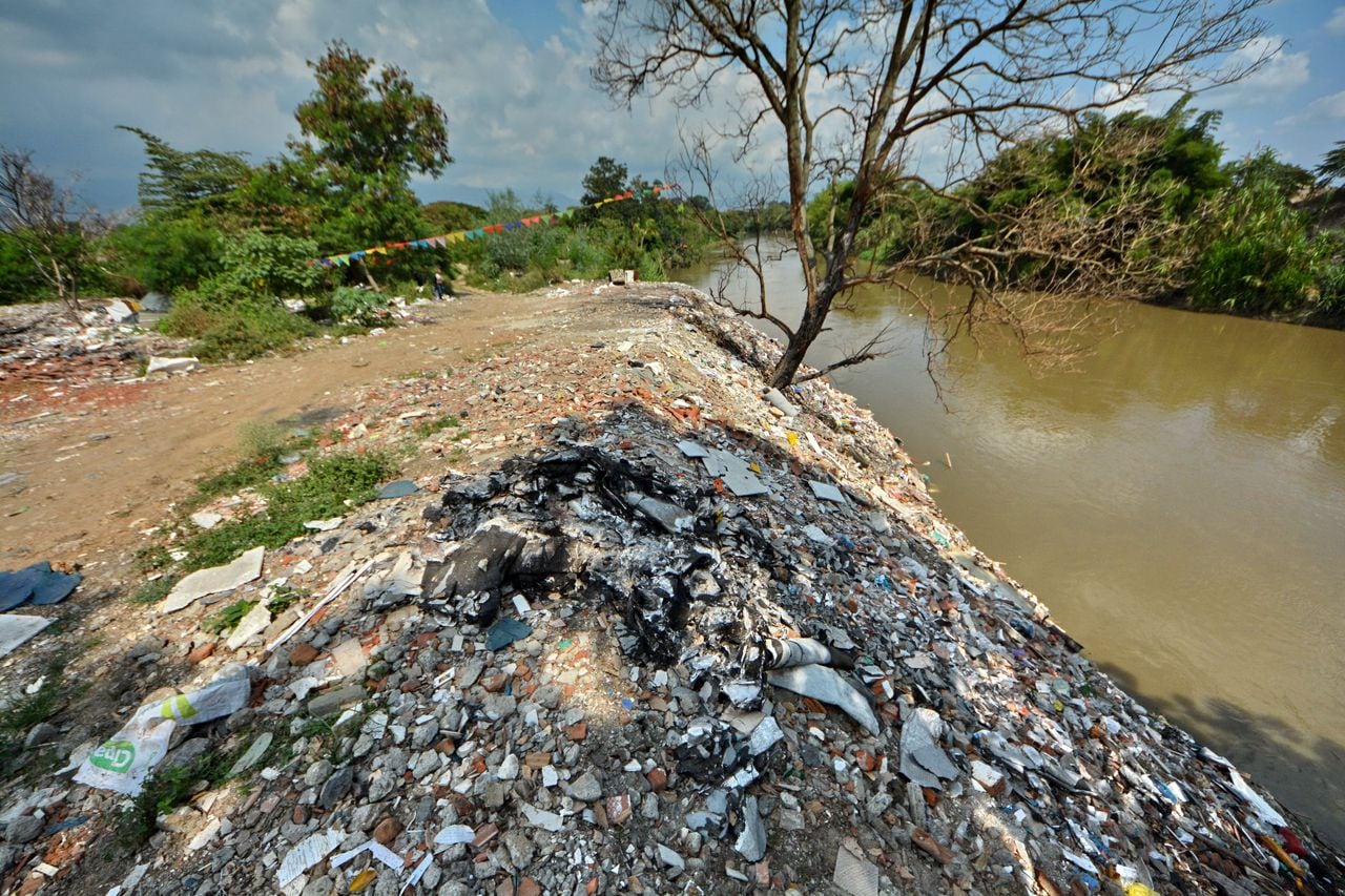 Otra escombrera ilegal de gran magnitud y que afecta al jarillón y al río cauca crece en el sector de Petecuy.