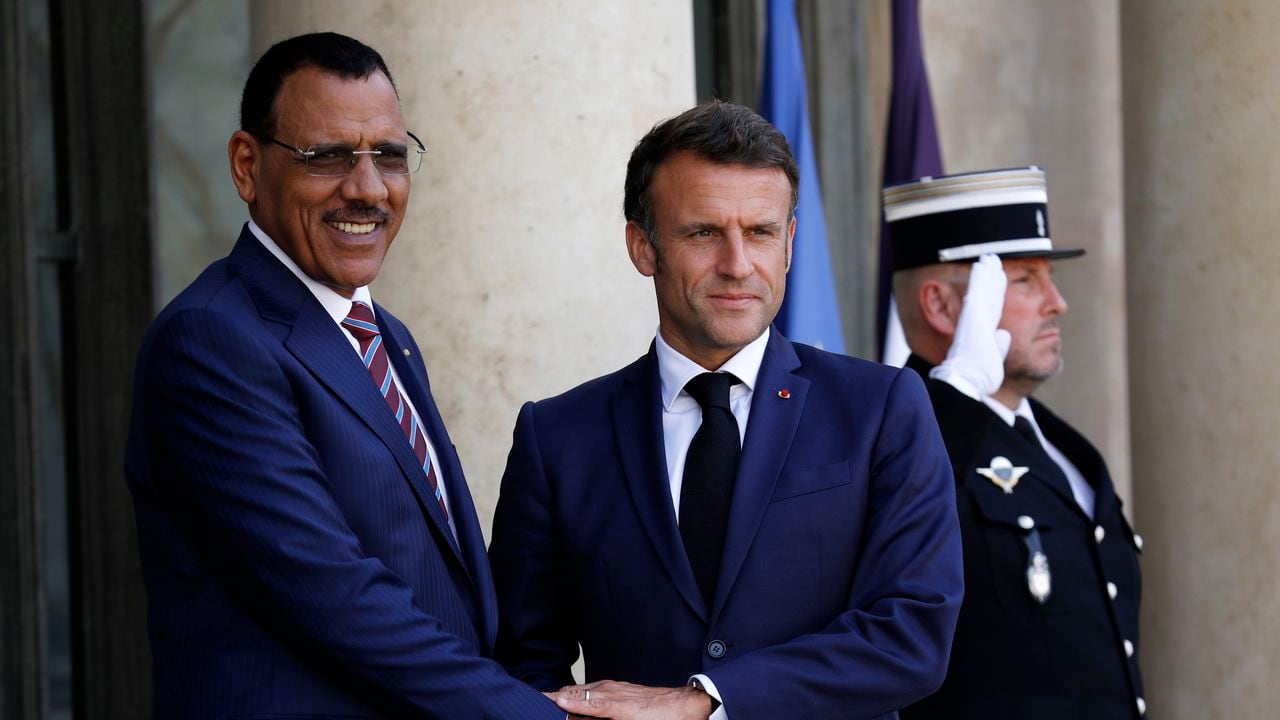 El presidente francés Emmanuel Macron (R) saluda al presidente de Níger, Mohamed Bazoum, cuando llega para una reunión en el Palacio del Elíseo, en medio de la Cumbre del Nuevo Pacto Financiero Global en París el 23 de junio de 2023 en París, Francia.
