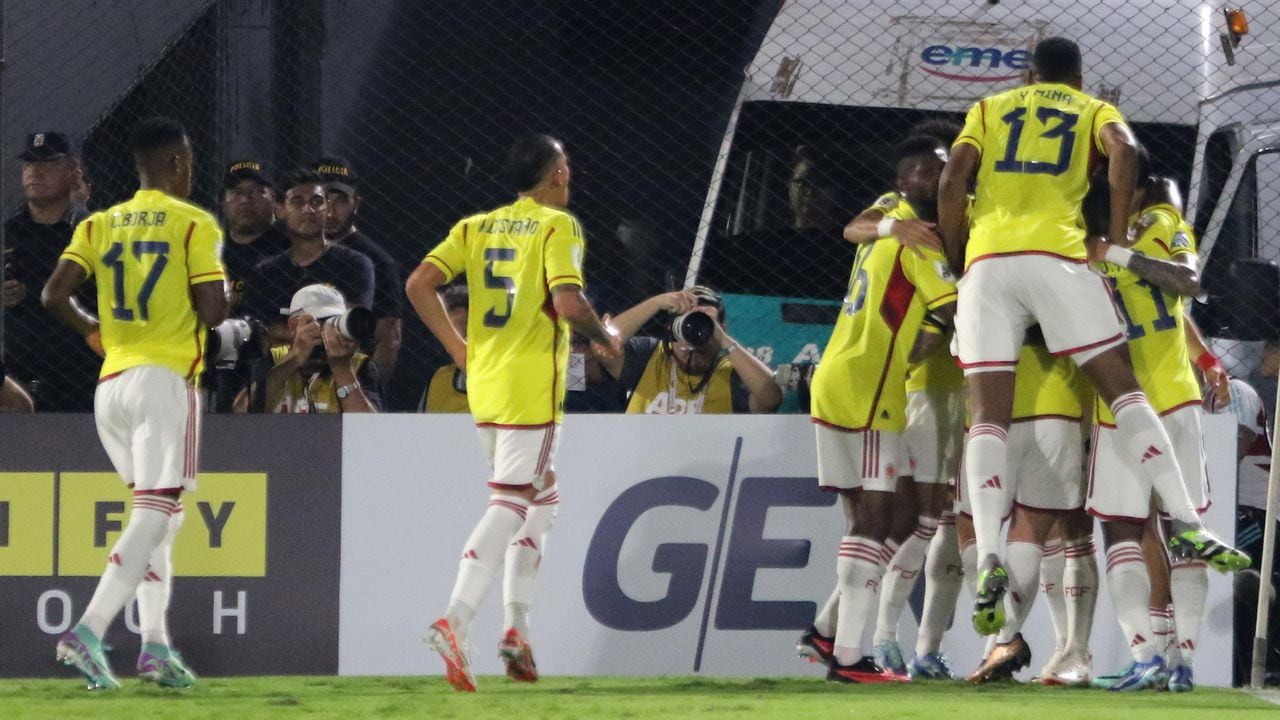 Colombia celebrando el gol, de penal, convertido por Santo Borré ante Paraguay.
