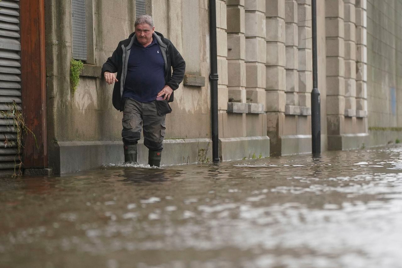 Los efectos de la tormenta en Canal Quay en Newry Town, Co Down, el 1 de noviembre de 2023.  (Brian Lawless/PA via AP)