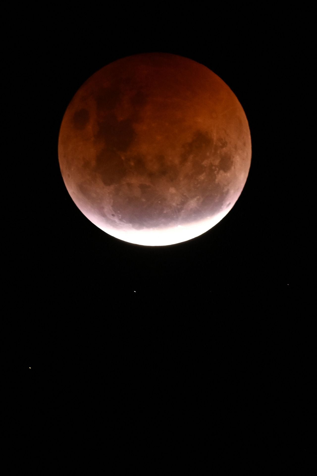 Durante la noche del 5 de mayo la luna llena se verá más grande y tomará un color rojizo. Este efecto se podrá apreciar en todo el mundo.