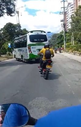 En caravana de la Virgen del Carmen, conductor de bus por poco provoca accidente en Bucaramanga.
