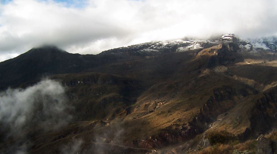 Imagen del volcán Nevado del Ruiz en la mañana de este jueves 27 de abril.