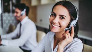 ¿Cómo puedo ayudarte? Hermosos trabajadores del centro de llamadas con auriculares están trabajando en una oficina moderna.