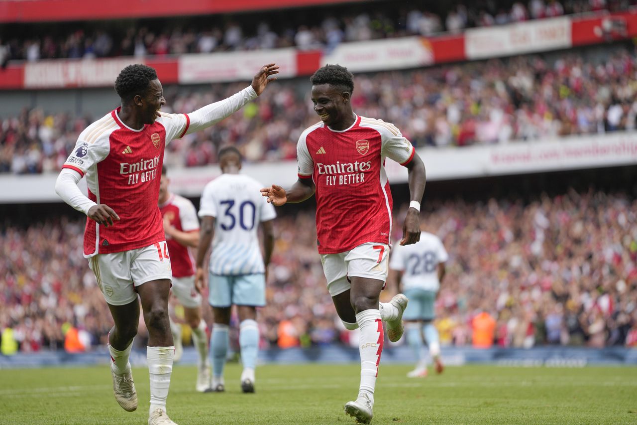 Bukayo Saka del Arsenal celebra con su compañero Eddie Nketiah tras anotar en el encuentro ante el Nottingham Forest en la Liga Premier el sábado 12 de agosto del 2023. (AP Foto/Kirsty Wigglesworth)