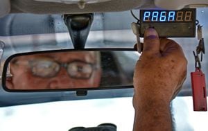 El reemplazo de taxímetros por una aplicación móvil, que ya es un hecho en Bogotá desde agosto, genera debate en el gremio de taxistas de Cali.