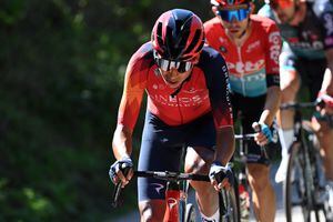 Egan Bernal pegado a la fuga en la etapa 18 de la Vuelta a España 2023.