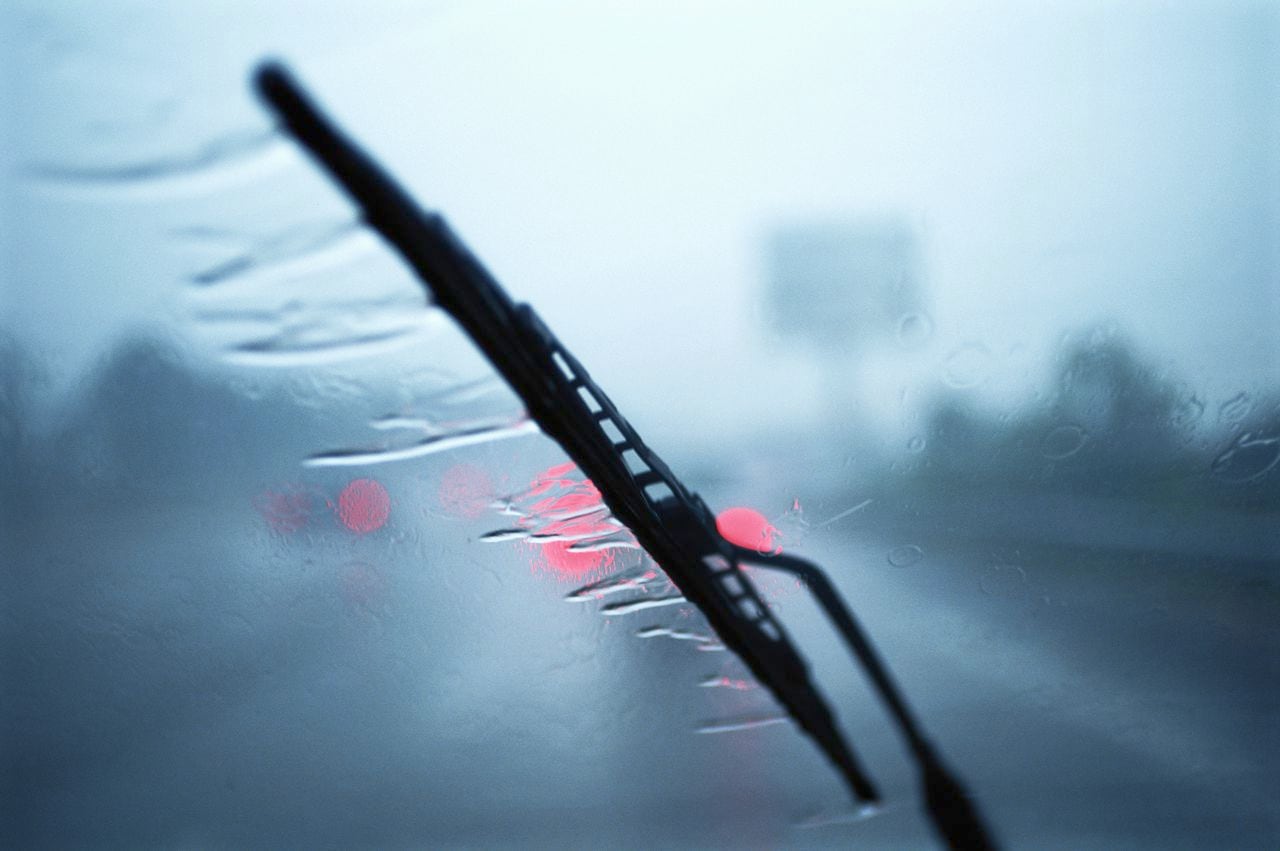 Cuando se conduce bajo una intensa lluvia se pierde visibilidad.
