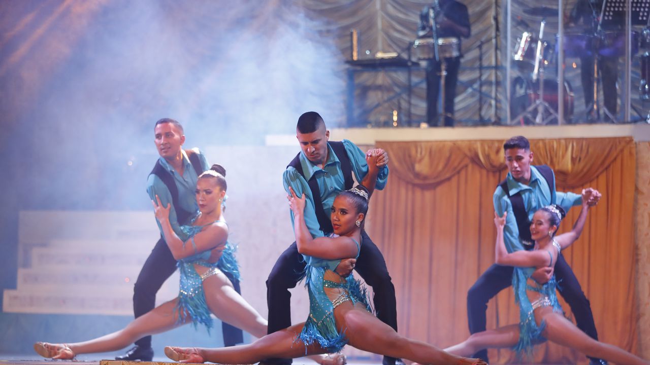 En Delirio, los bailarines de salsa complementan su formación con otras habilidades como la edición musical y la acrobacia.