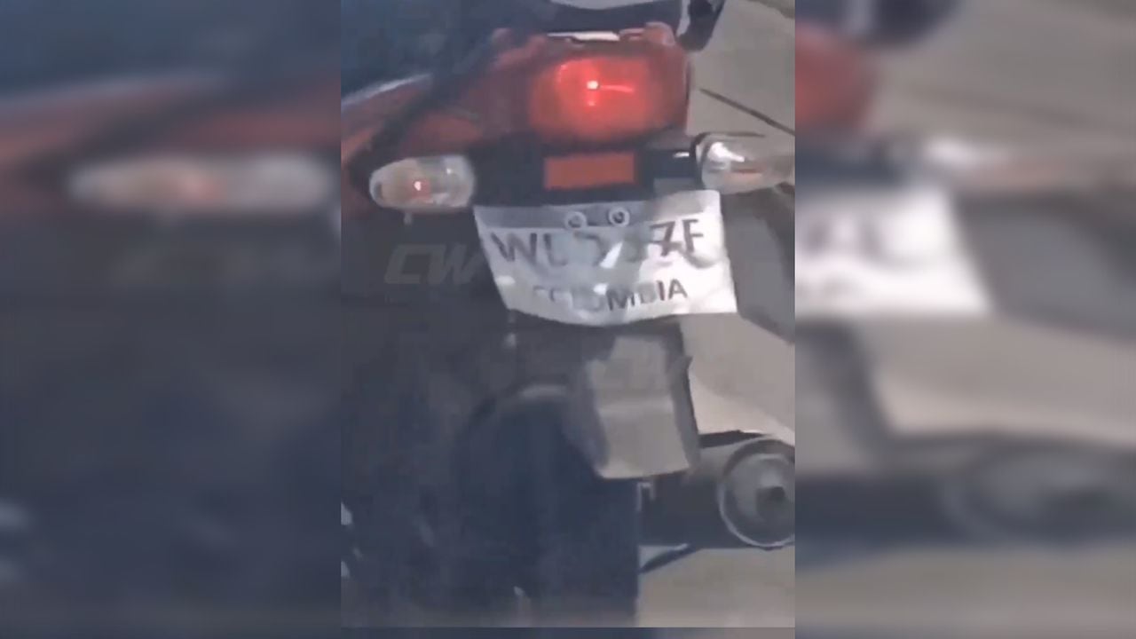 Placa de papel de una motocicleta en Cali.