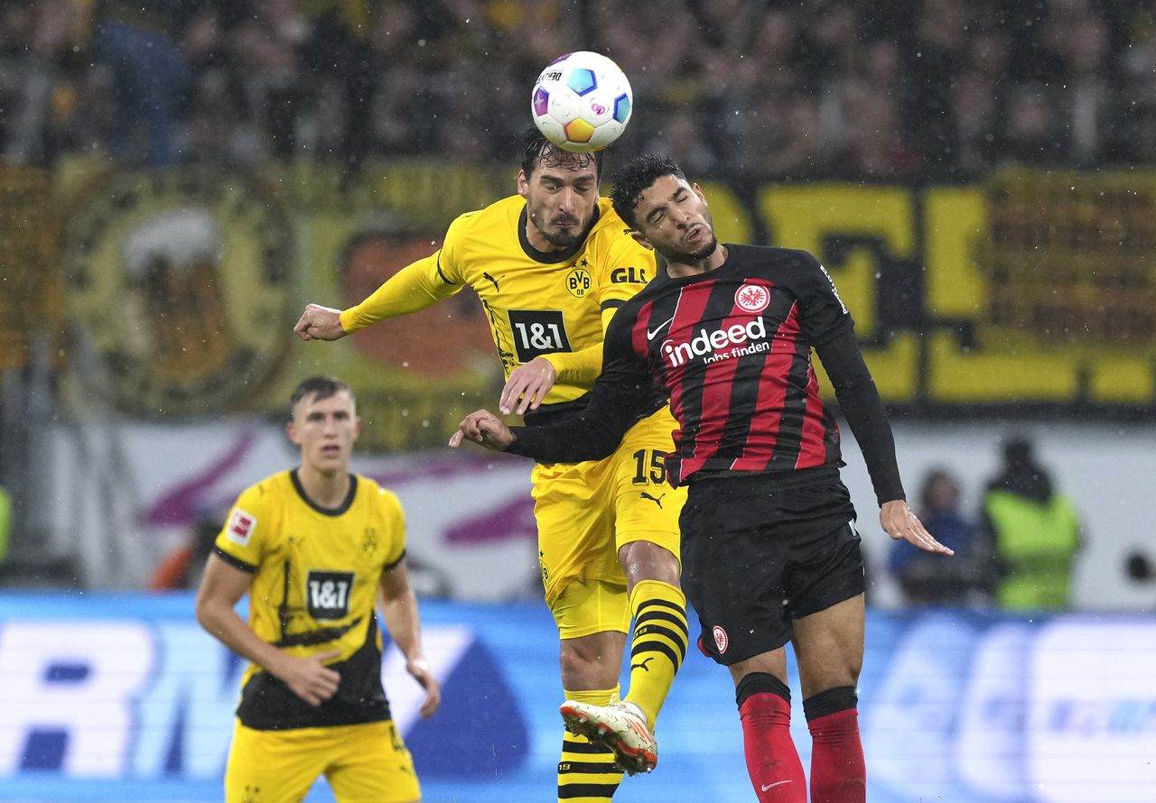 Omar Marmoush del Eintracht Frankfurt y Mats Hummels del Borussia Dortmund pelean por el balón durante el encuentro de la Bundesliga el domingo 29 de octubre del 2023. (AP Foto/Michael Probst)