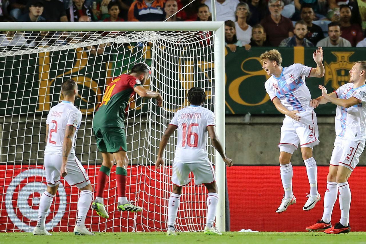 El delantero de Portugal Goncalo Inacio cabecea un balón ante la mirada de los jugadores de Luxemburgo, en el duelo de las Eliminatorias Eurocopa 2024 entre Portugal y Luxemburgo.