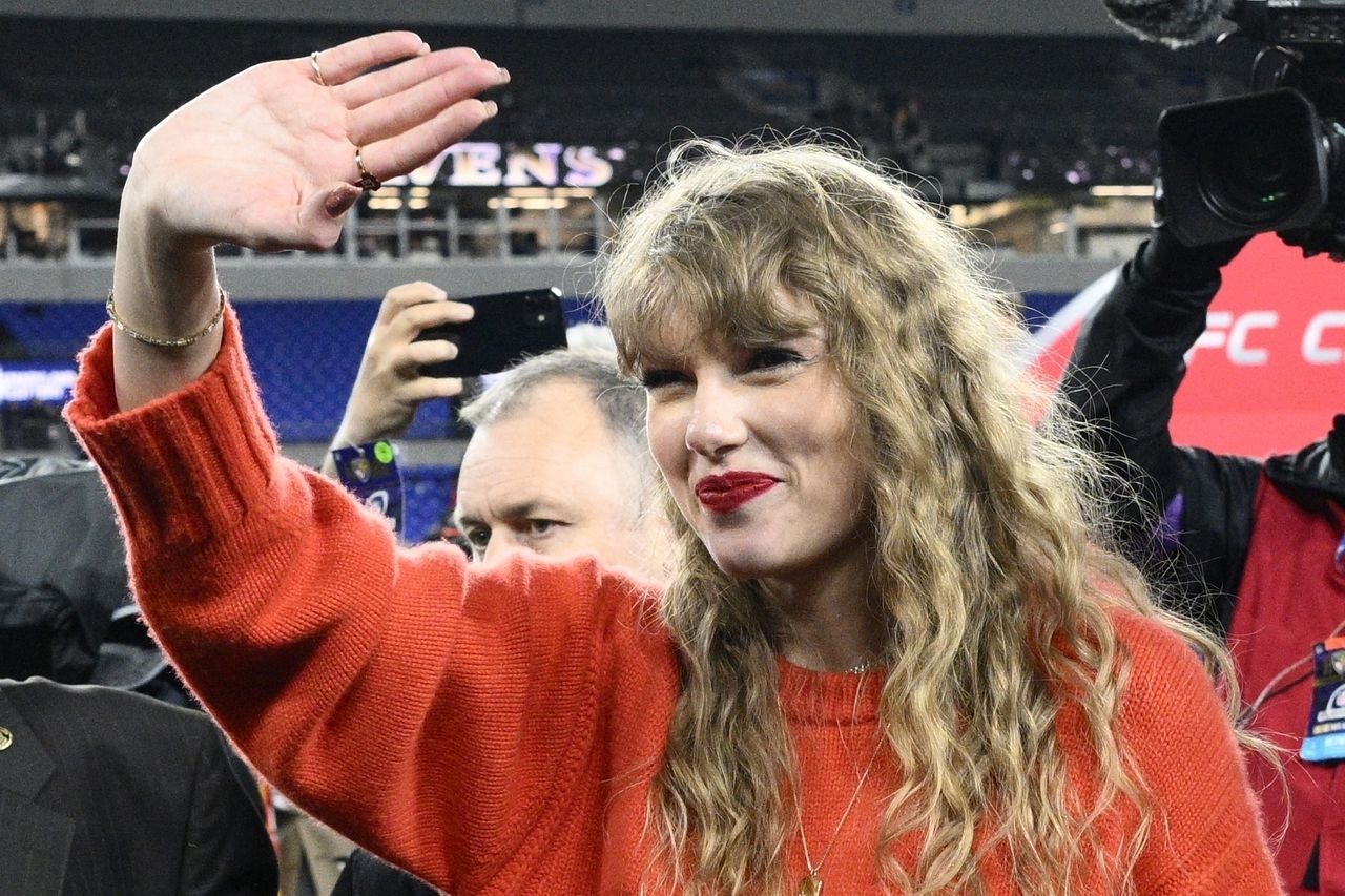 Taylor Swift saluda tras el partido de campeonato AFC NFL entre los Ravens de Baltimore y los Chiefs de Kansas City el domingo 28 de enero de 2024, en Baltimore.