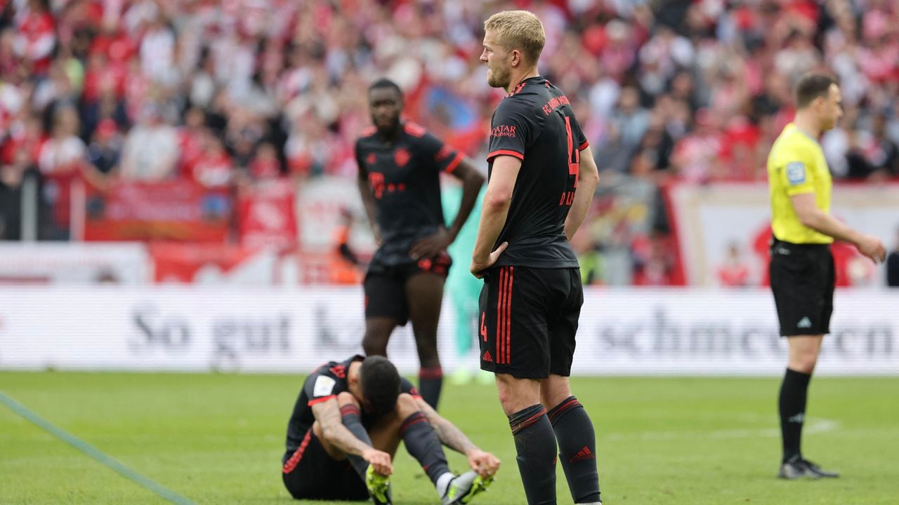 Los jugadores del Bayern Múnich lamentan una derrota ante Mainz en la Bundesliga.