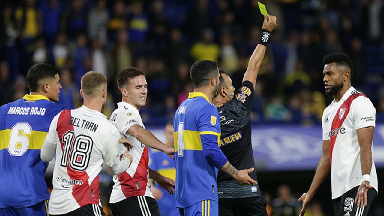 BUENOS AIRES, ARGENTINA - SEPTEMBER 11: Referee Dario Herrera issues a yellow card to Miguel Borja of River Plate during a match between Boca Juniors and River Plate as part of Liga Profesional 2022 at Estadio Alberto J. Armando on September 11, 2022 in Buenos Aires, Argentina. (Photo by Daniel Jayo/Getty Images)
