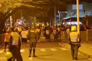 Policía controla salida de hinchas del Pascual Guerrero tras el enfrentamiento entre algunos asistentes en la cancha del estadio.