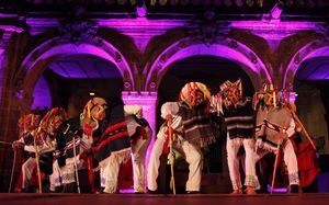 El Castillo de Chapultepec, sede del Museo Nacional de Historia de México, acoge esta temporada una las tradiciones mexicanas navideñas más coloridas con una mezcla de cantos y música a cargo del Ballet Folklórico de Amalia Hernández.