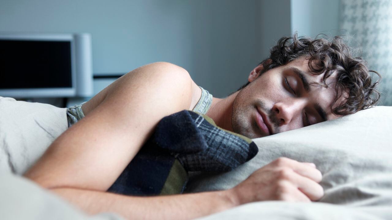 ¿Qué significado tiene dormir del lado izquierdo o derecho de la cama?