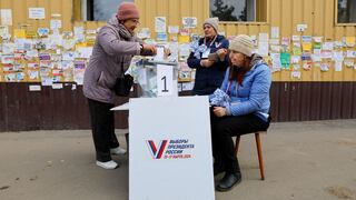 Una mujer vota en una mesa electoral móvil durante la votación anticipada de las elecciones presidenciales de Rusia, en el curso del conflicto Rusia-Ucrania en Mariupol, Ucrania controlada por Rusia, el 13 de marzo de 2024.