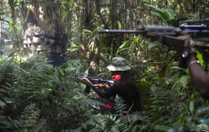 Members of the Ernesto Che Guevara front, belonging to the National Liberation Army (ELN) guerrillas,  shoot during a training in the jungle, in Choco department in Colombia, on May 26, 2019. The ELN or National Liberation Army is Colombia's last rebel army and one of the oldest guerrillas in Latin America. (Photo by Raul ARBOLEDA / AFP)