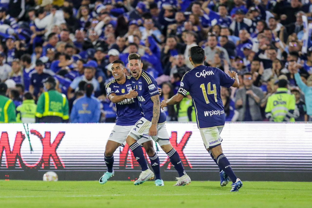 Jugadores del Millonarios celebran el gol marcado por Santiago Giordana para el 1-0 contra Junior de Barranquilla, 1-1 en la serie, en el final de vuelta de la Superliga 2024.