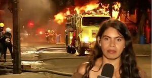 Mientras transmitía la atención de un incendio en el norte de Medellín, una periodista fue sorprendida por una fuerte explosión.