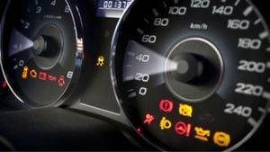 Los testigos de advertencia en el tablero de un carro son indicadores cruciales que alertan a los conductores sobre problemas potenciales en el vehículo.