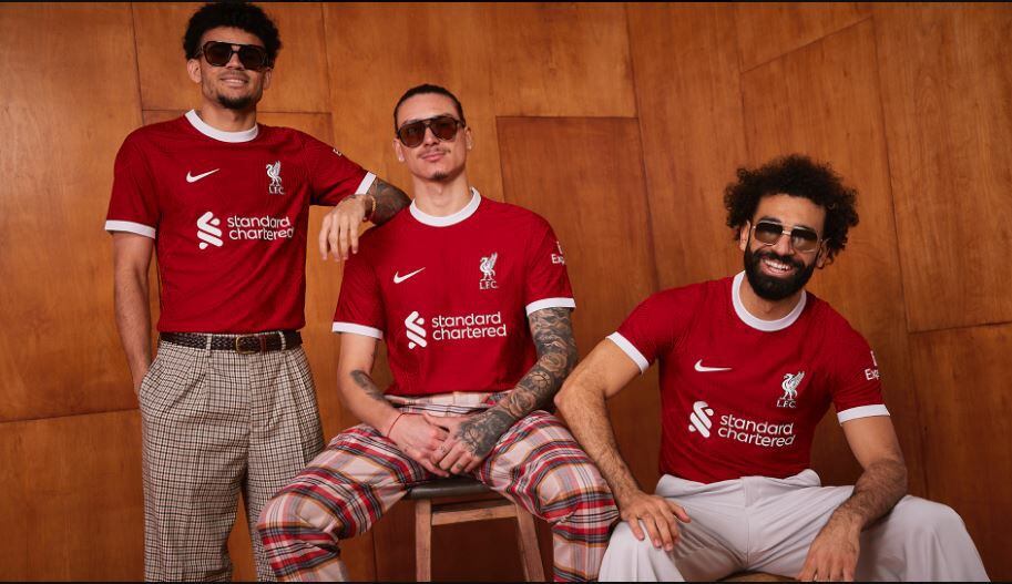 Luis Díaz fue uno de los modelos de la nueva camiseta del Liverpool, al lado del uruguayo Darwin Núñez y del egipcio Mohamed Salah.