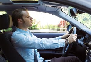 Manejar 'pegado' al volante o muy separado de este reduce las posibilidades de salir ileso en un accidente de tránsito.