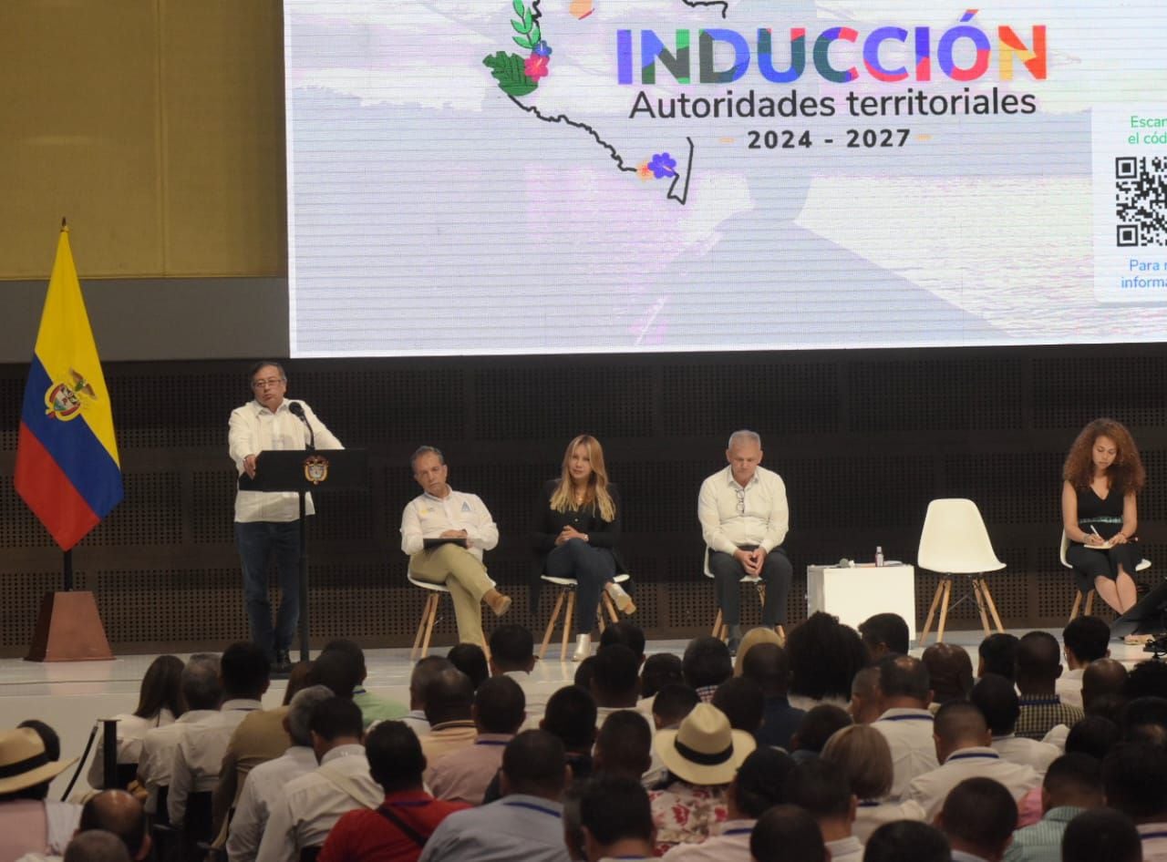 El presidente Gustavo Petro en Cali reunido con los nuevos alcaldes y gobernadores electos. Aymer Álvarez / El País