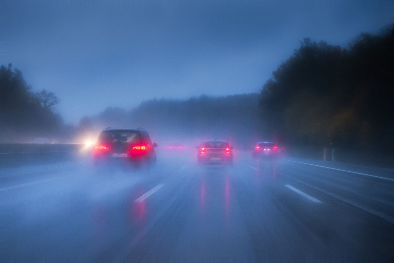 Al conducir bajo una fuerte lluvia se puede perder el control de los frenos.