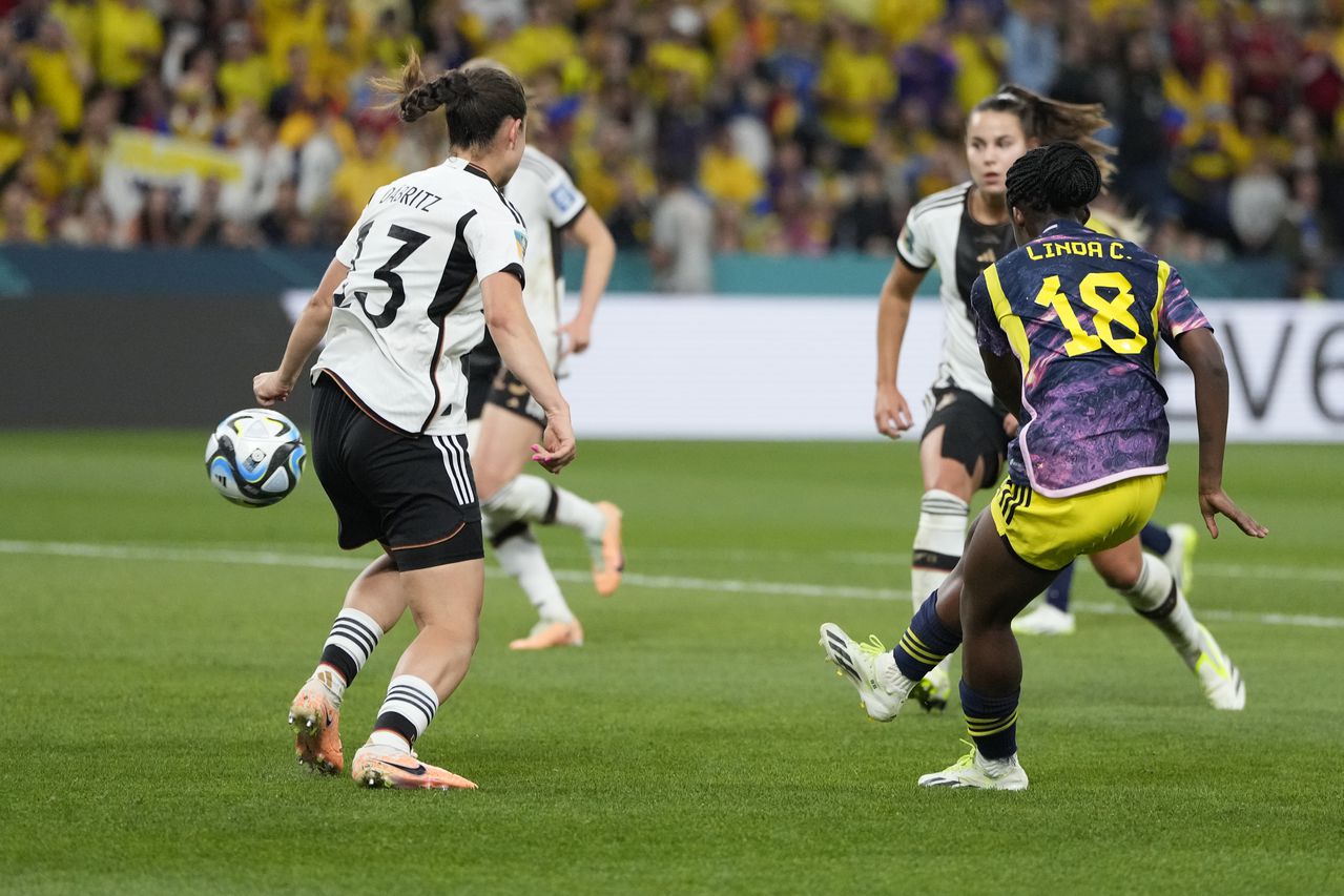 Linda Caicedo de Colombia, a la derecha, anota el primer gol de su equipo durante el partido de fútbol del Grupo H de la Copa Mundial Femenina entre Alemania y Colombia en el Estadio de Fútbol de Sídney, en Sídney, Australia, el domingo 30 de julio de 2023. (Foto AP/Rick Rycroft)