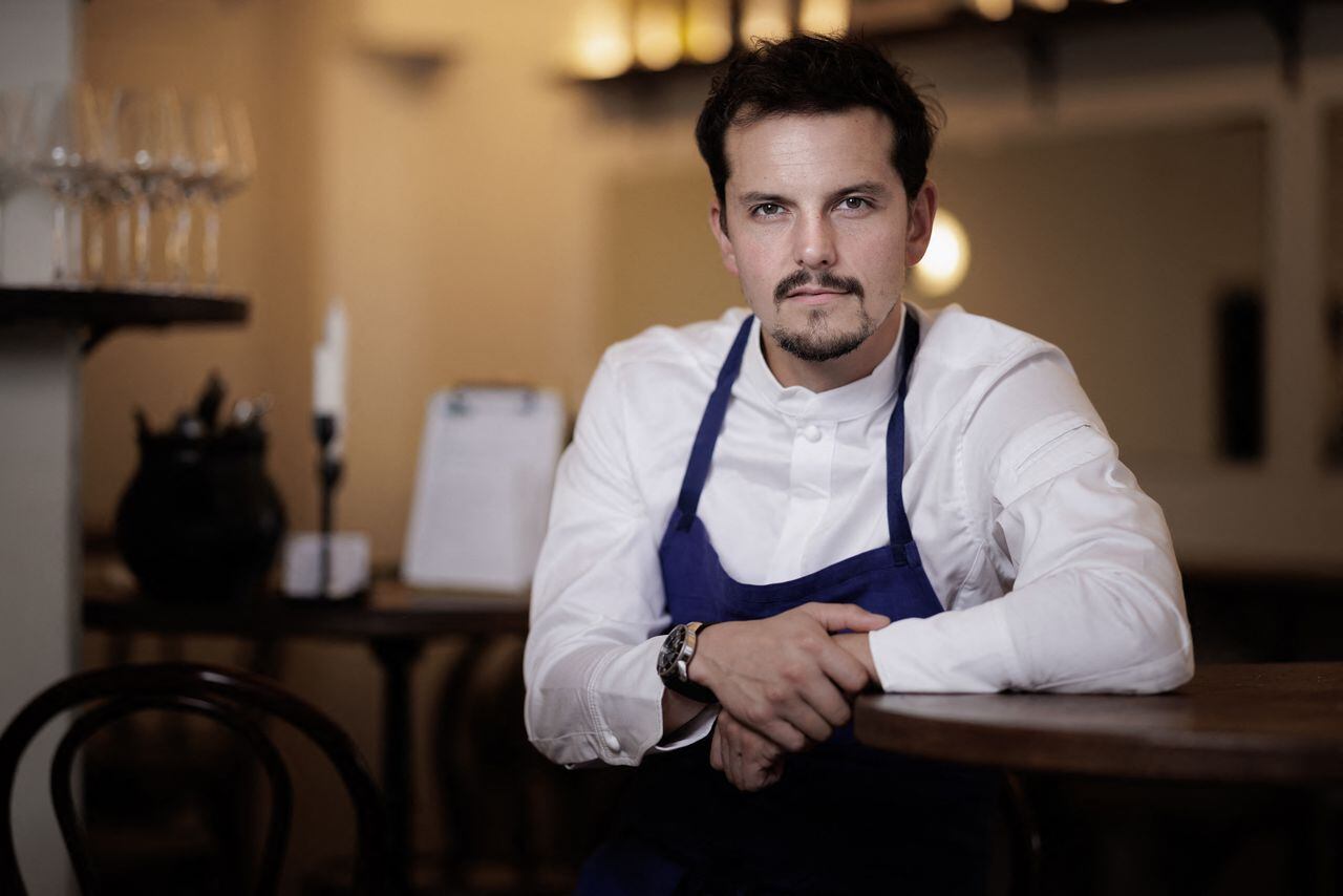 El chef colombiano Juan Arbeláez posa durante una sesión de fotos en su restaurante de París el 12 de octubre de 2023.