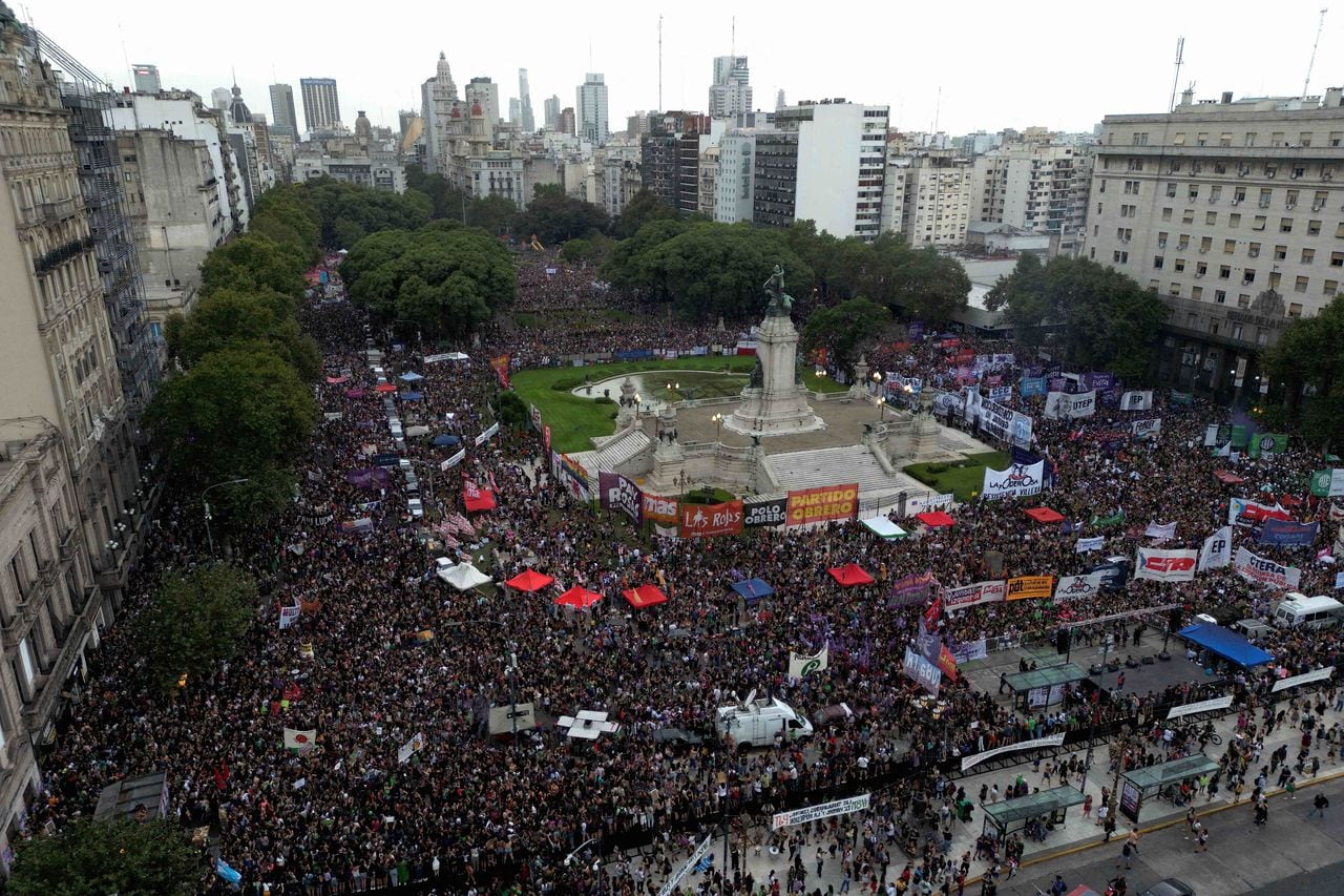 En la capital argentina se presentó una multitudinaria marcha en el Dia Internacional de la Mujer.