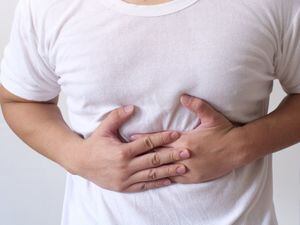 La gastritis se presenta cuando el revestimiento del estómago resulta hinchado o inflamado.