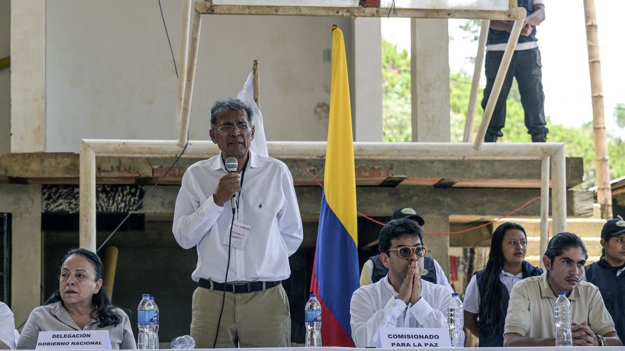 El coordinador de la delegación del Gobierno colombiano, Camilo González, habla junto al comisionado de Paz de Colombia, Danilo Rueda (C-R), durante el anuncio de conversaciones de paz entre el Gobierno colombiano y una facción disidente de la guerrilla de las FARC que se autodenomina Estado Mayor Central. (EMC), cerca de la ciudad de Suárez, departamento de Cauca, Colombia, el 19 de septiembre de 2023. El gobierno colombiano y la facción disidente del grupo guerrillero FARC que se desarmó en 2017, dijeron el martes que observarán un alto el fuego y mantendrán conversaciones de paz. desde el 8 de octubre.
JOAQUÍN SARMIENTO / AFP