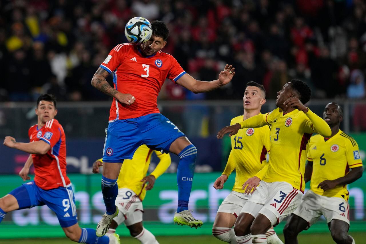 El defensa chileno Guillermo Maripán marca un gol de cabeza, que luego fue anulado por el VAR, en el parido Chile Vs. Colombia en las Eliminatorias Sudamericanas 2026.