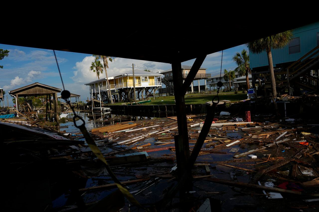 Escombros de casas y estructuras destruidas flotan en un canal en Horseshoe Beach, Florida, el jueves 31 de agosto de 2023, un día después del paso del huracán Idalia. (Foto AP/Rebecca Blackwell)